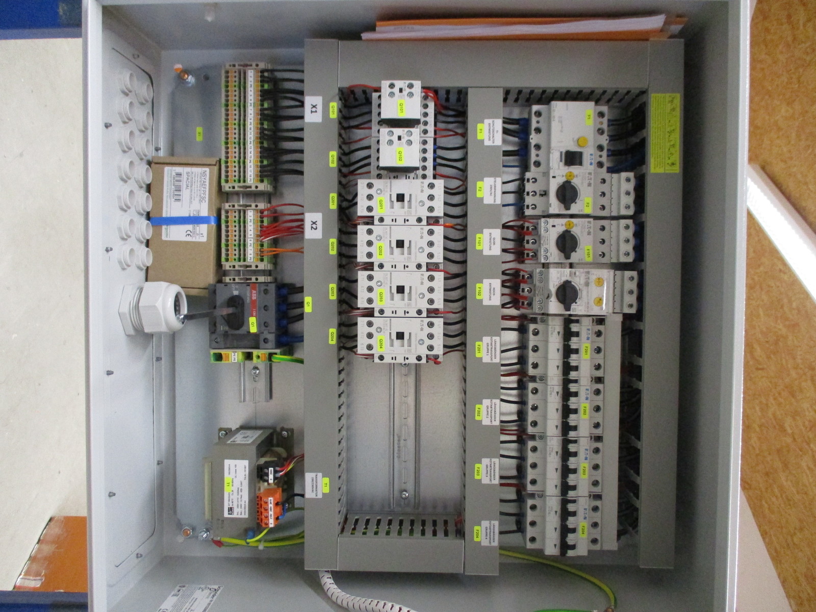 Control cabinet manure removal